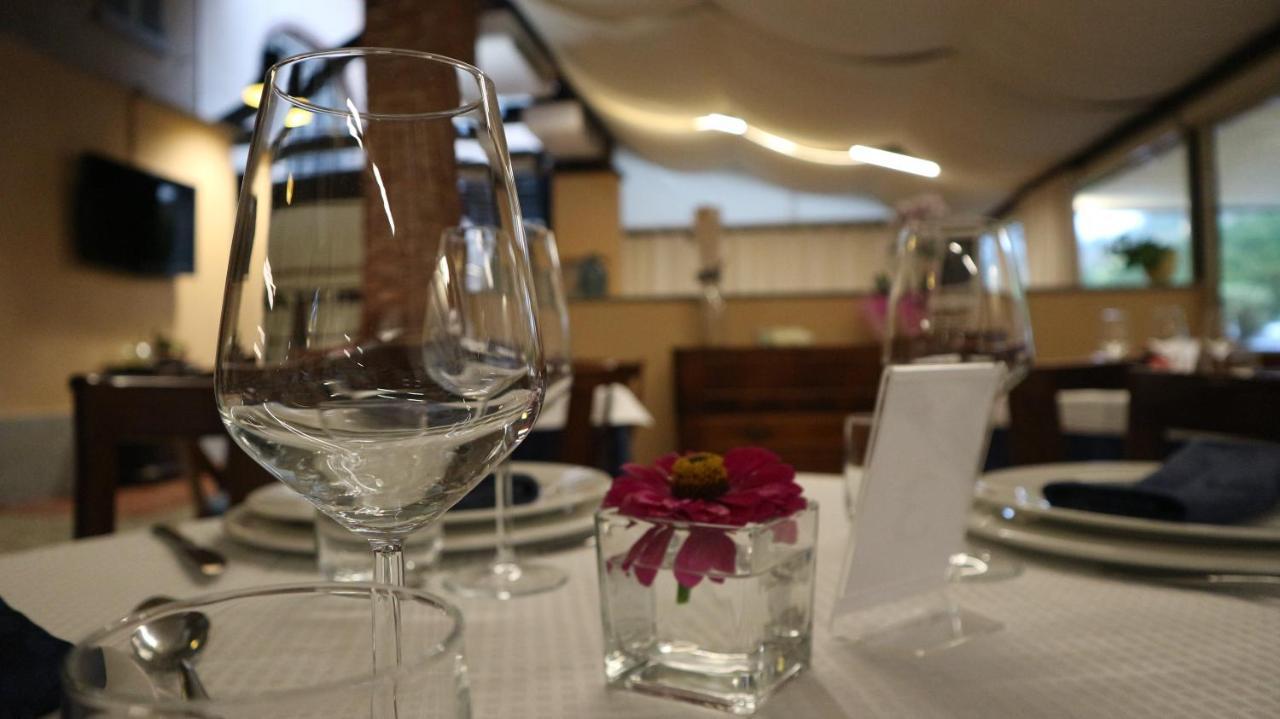 La Regibussa - Hotel Ristorante Асти Экстерьер фото