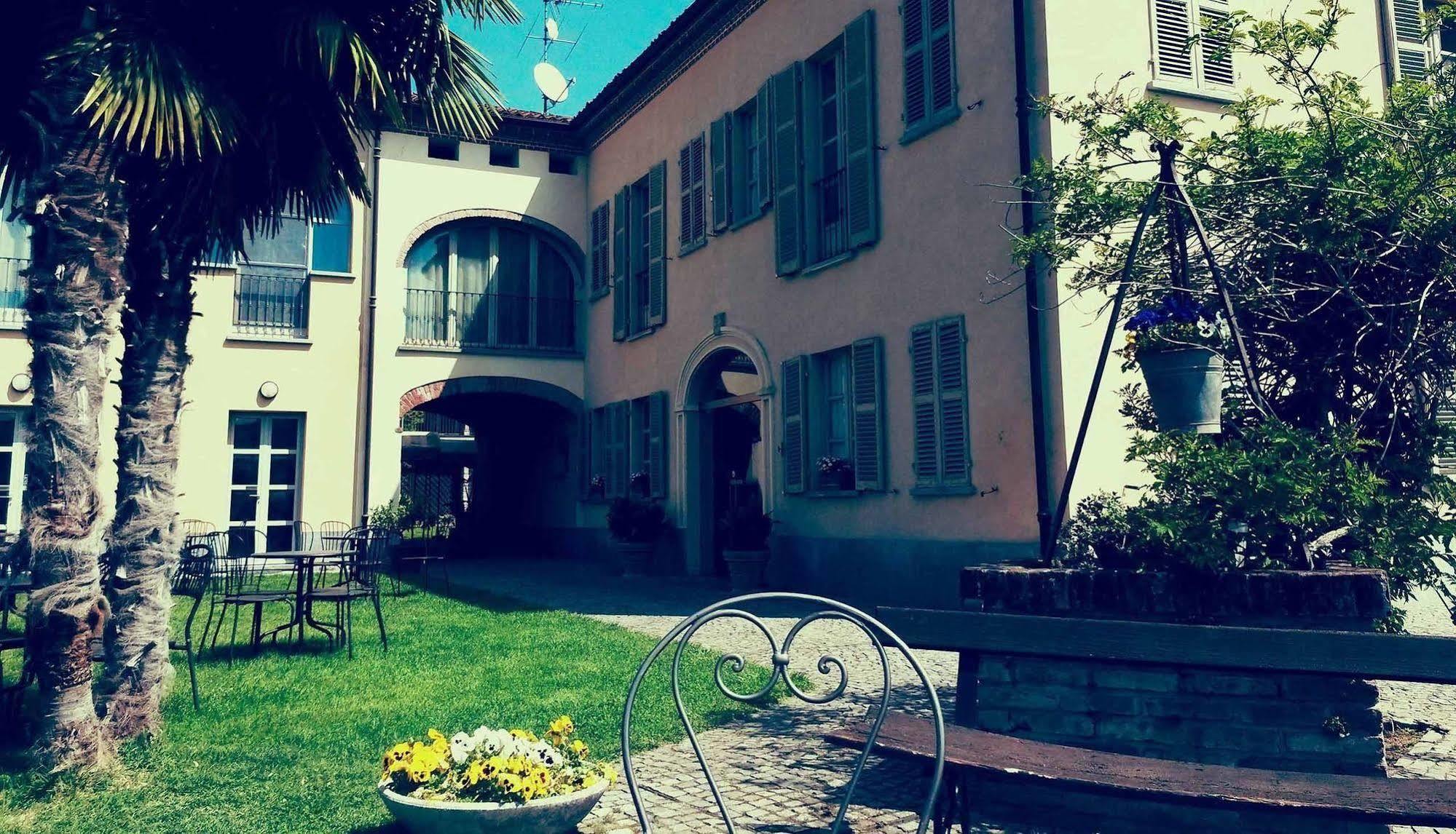 La Regibussa - Hotel Ristorante Асти Экстерьер фото